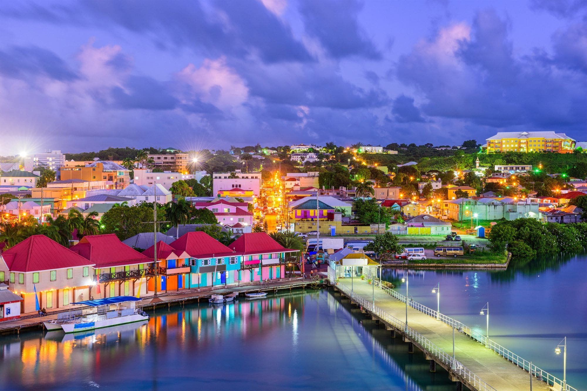 I colori di St. John's, la capitale. Scopri quando andare ad Antigua con Amerigo.it