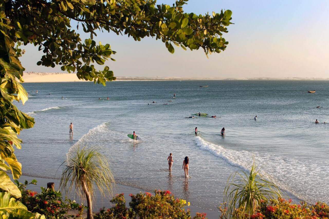 La spiaggia di Jericoacoara popolata dai turisti, in Brasile.