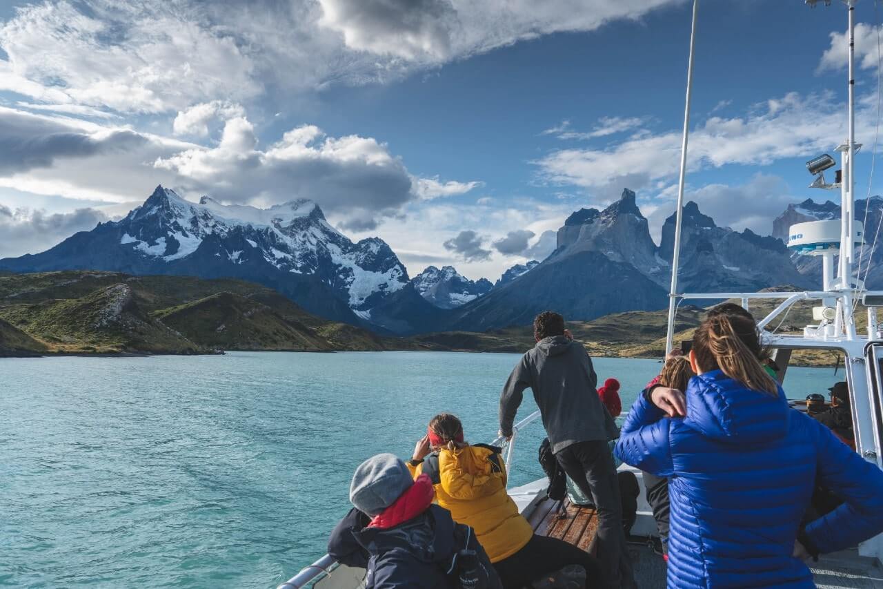 Gita in barca presso il Parco Nazionale Torres del Paine, in Cile.