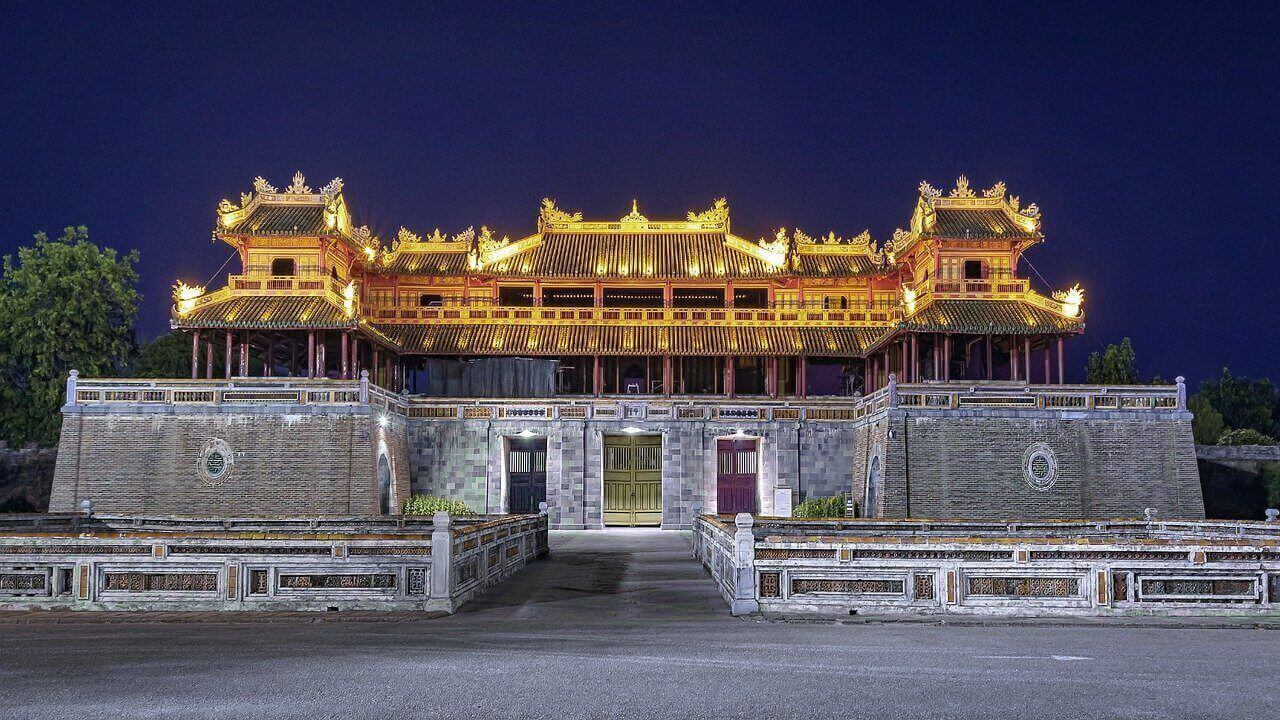 Edificio storico della città di Hué, in Vietnam. Vista serale.