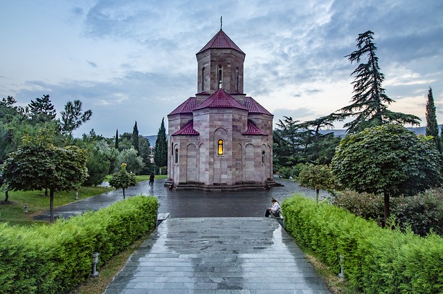 La Cattedrale della Santissima Trinità di Tbilisi, solo una delle mete per sapere cosa vedere in un viaggio in Georgia