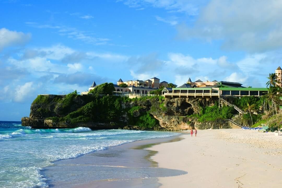 Una coppia cammina su una meravigliosa spiaggia caraibica: quando andare a Barbados?