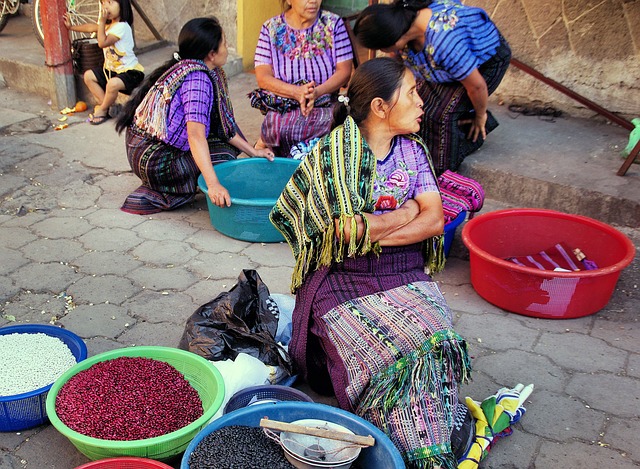 Una venditrice ambulante al mercato di Chichicastenango. Parti informato sapendo cosa vedere in Guatemala coi consigli di Amerigo.it
