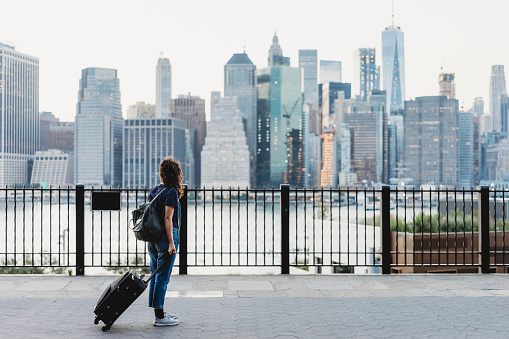 Una ragazza ammira lo skyline di New York. Goditi il tuo viaggio negli States con i consigli di Amerigo.it