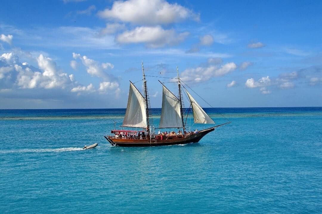 Un veliero nel mar dei Caraibi. Cosa fare e cosa vedere ad Aruba?