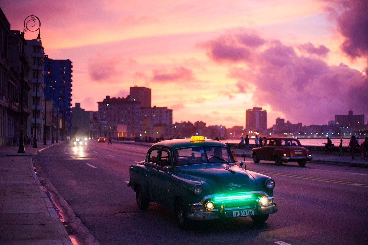 I colori del Malecòn, lo splendido lungomare dell'Avana. Scopri cosa vedere con Amerigo.it