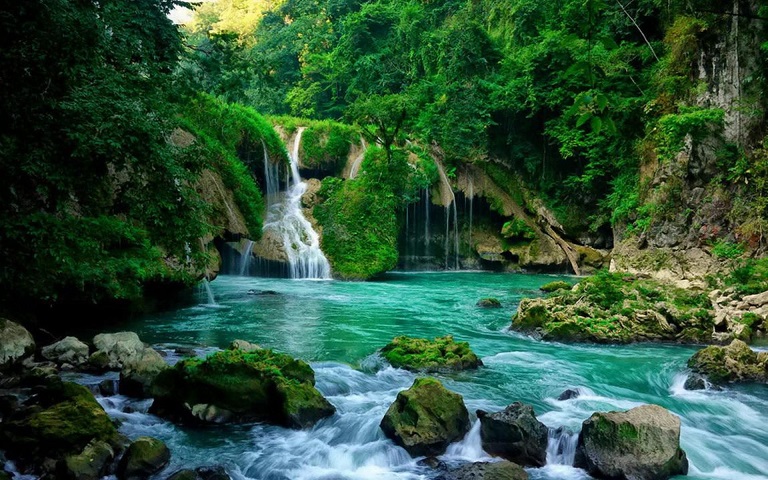 Le magnifiche piscine naturali nelle foreste tropicali di Semuc Champey, tra le più grandi meraviglie per sapere cosa vedere in Guatemala