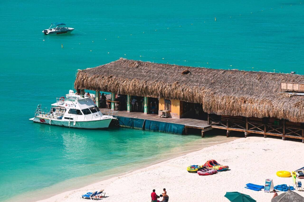Molo e spiaggia caraibica, una delle tante da visitare con l'assicurazione viaggio Aruba