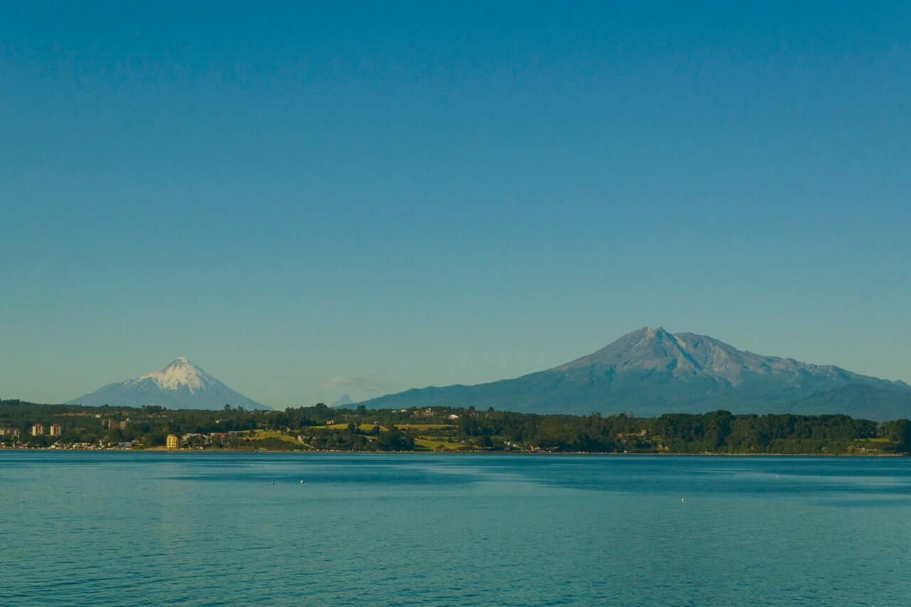 Le sagome di due vulcani in lontananza a Puerto Montt, in Cile.