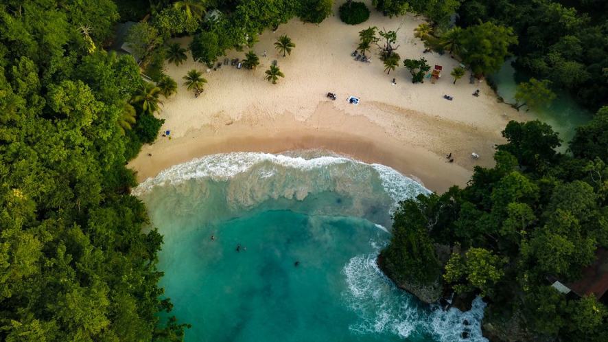 Una spiaggia selvaggia di Port Antonio, tra le più belle mete da raggiungere per sapere cosa vedere in Giamaica