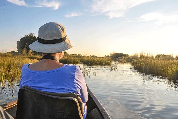 Una turista naviga nel bel mezzo del Makagadikgadi Pans, in Botswana.