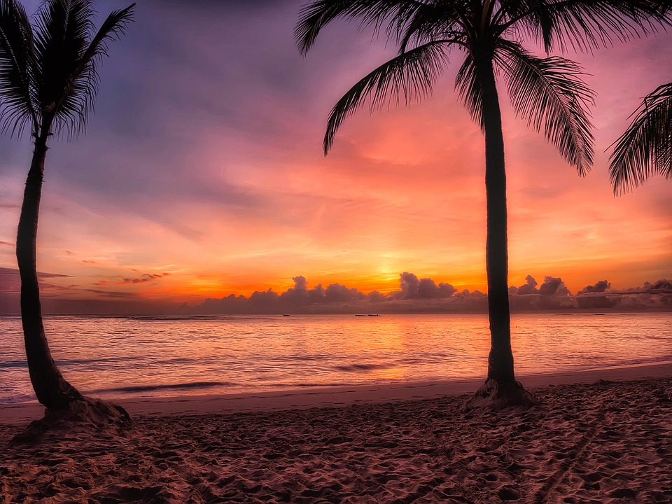 Il suggestivo tramonto sulle spiagge di Santo Domingo, da godere al meglio con le garanzie dell'assicurazione viaggio Repubblica Dominicana di Amerigo 