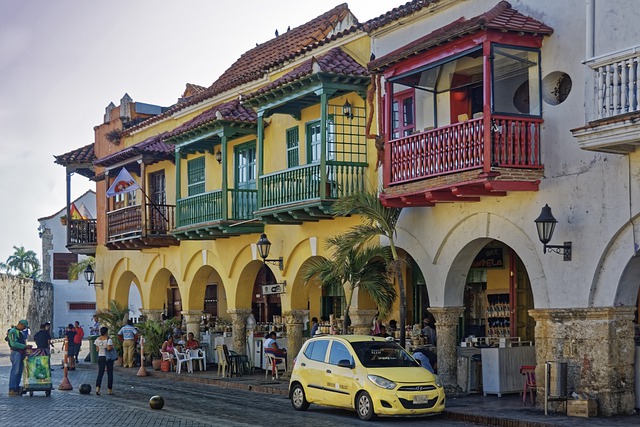 I caratteristici edifici lungo le stradine di Cartagena. Parti informato e scopri cosa vedere in Colombia con Amerigo.it