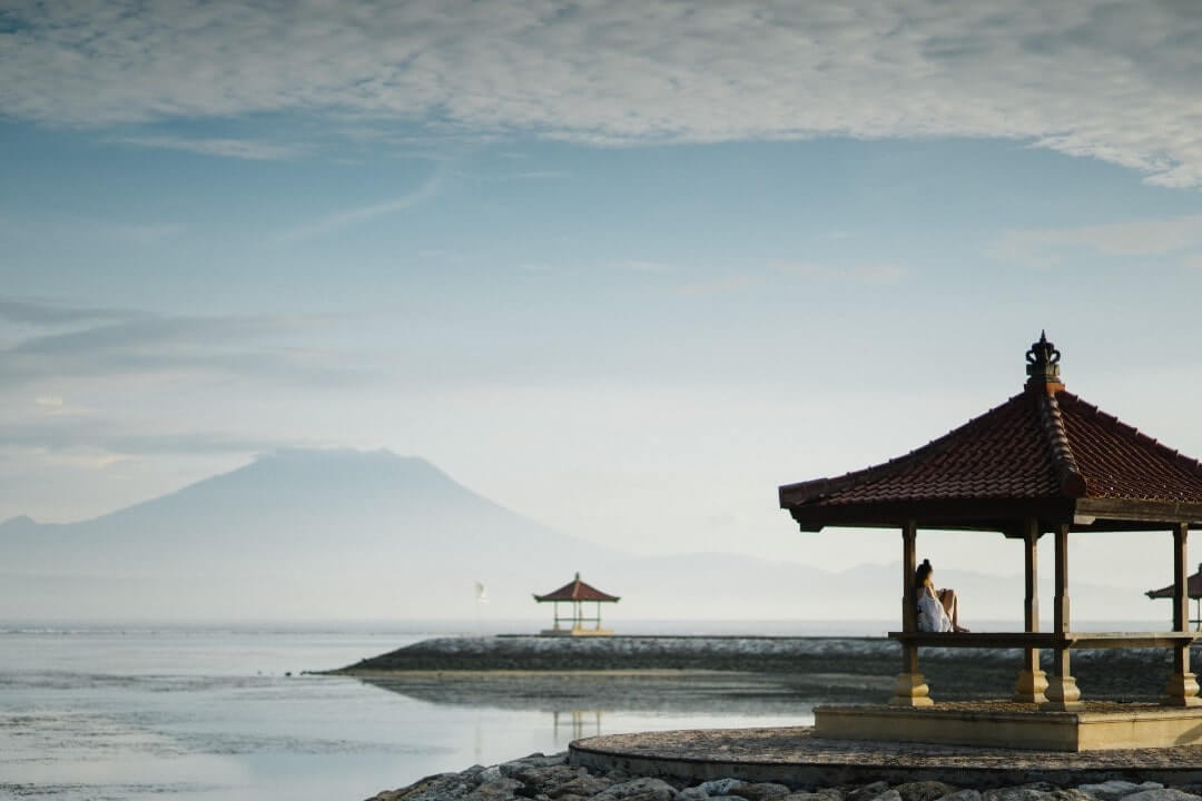 Strutture architettoniche balinesi in riva al mare in un giorno nuvoloso a Sanur, Bali.