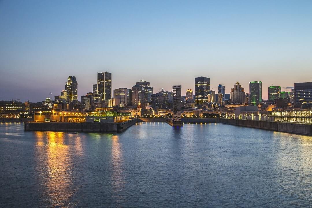 Lo Skyline di Montreal alla sera, in Canada.