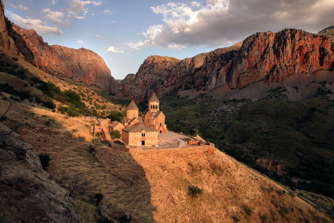 La suggestiva chiesa di Noravank al tramonto, in Armenia.