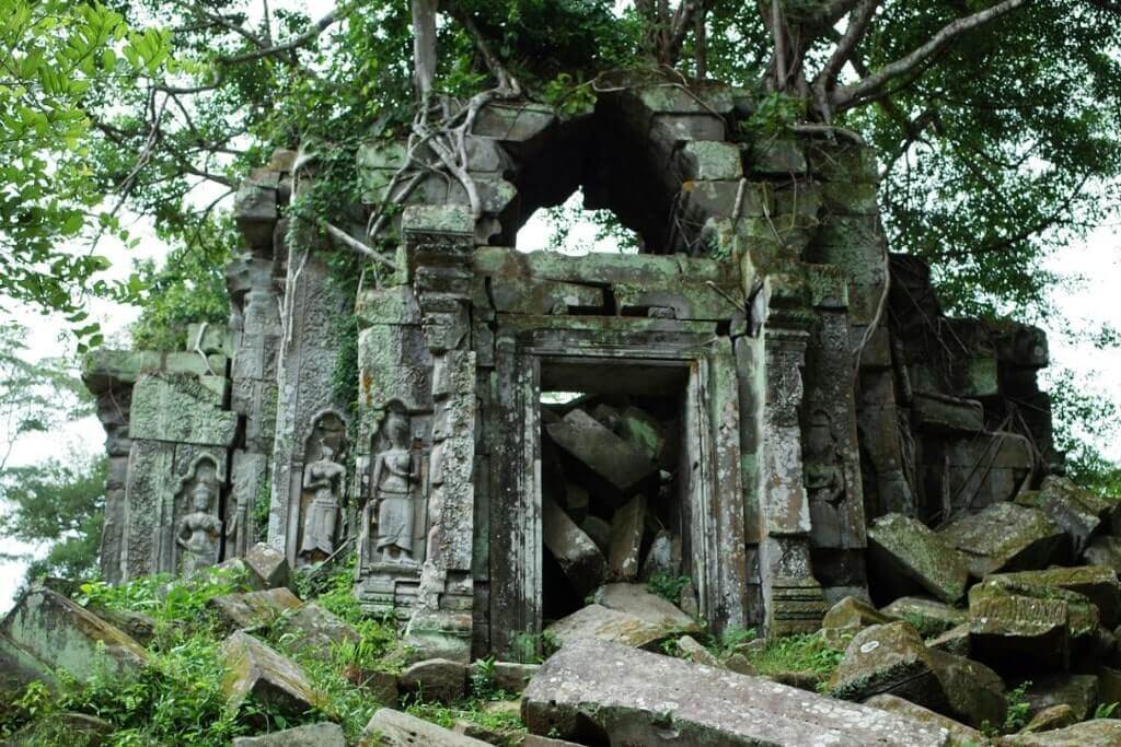 Il tempio di Beng Mealea invaso dalla vegetazione, Cambogia.
