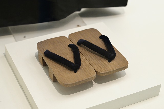 I sandali geta, le tradizionali calzature in legno giapponesi. Uno spunto per sapere cosa comprare in Giappone