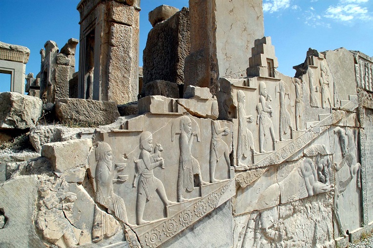 I magnifici bassorilievi sulle rovine di Persepoli, uno dei tanti luoghi splendidi per sapere cosa vedere in Iran