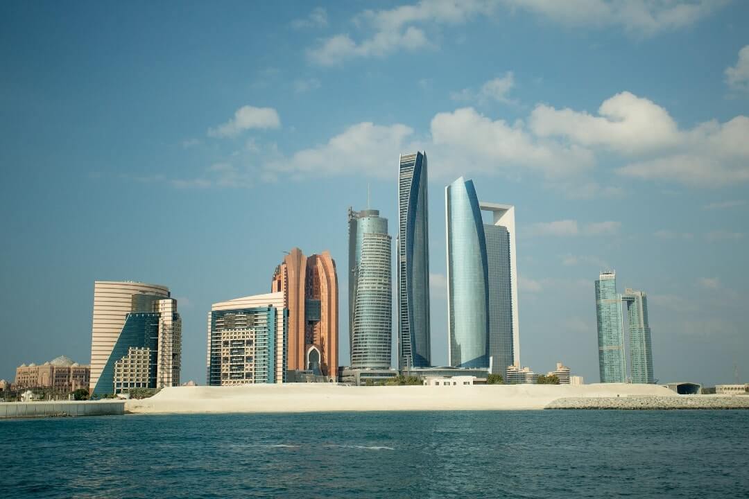 Skyline di Abu Dhabi, gioiello degli Emirati Arabi, cosa vedere in vacanza?
