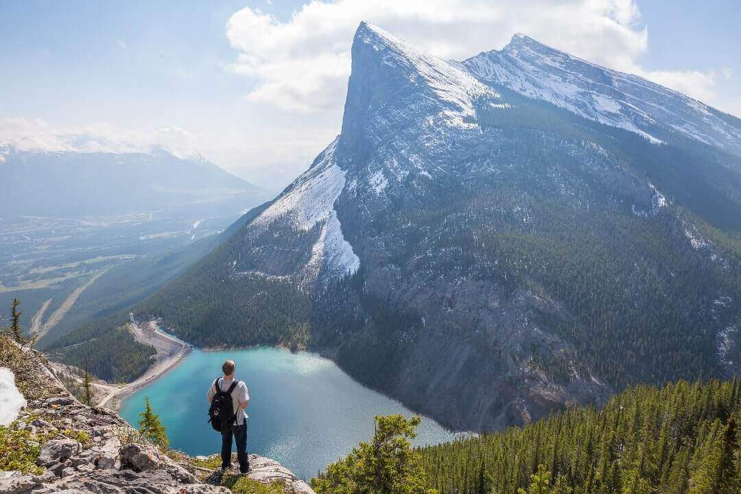 Un escursionista osserva le Canadian Rockies, le Montagne Rocciose, in Canada.