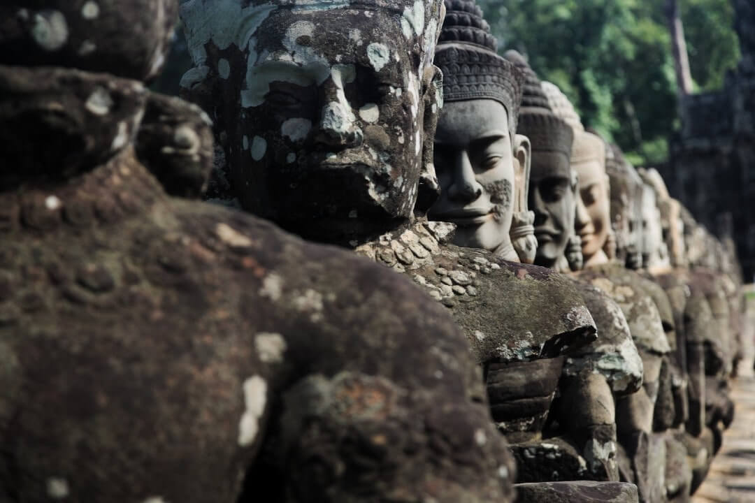 Tipiche sculture risalenti all'epoca angkoriana, vicino ai templi di Siem Reap, Cambogia.