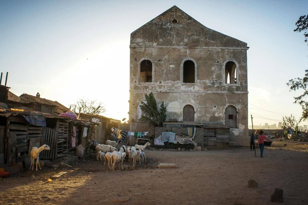 Edifici e vita locale sull'isola di Goreé, nei pressi di Dakar, in Senegal.